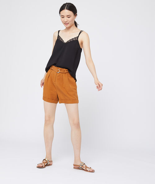 Camisola escotada de encaje negro.