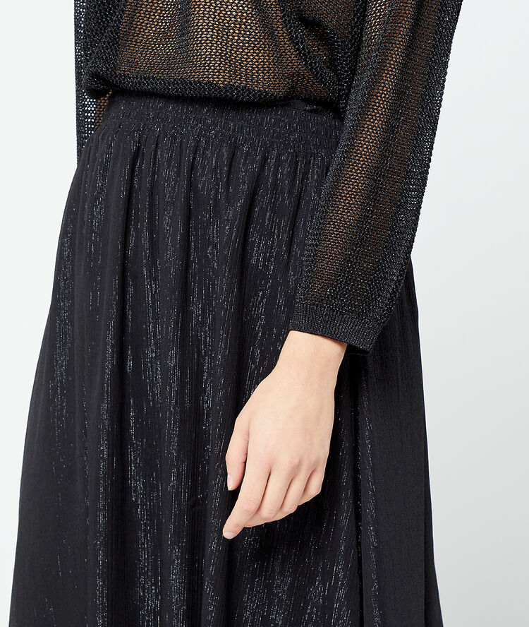 Falda midi de hilo metalizado negro.