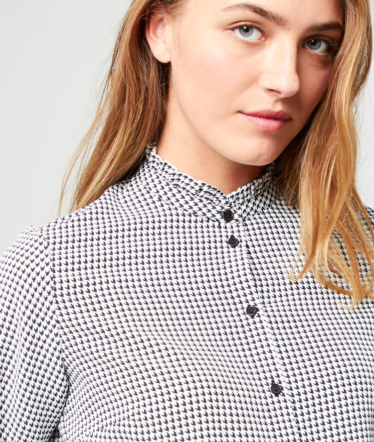 Camisa cuello cisne de cuadros negro.
