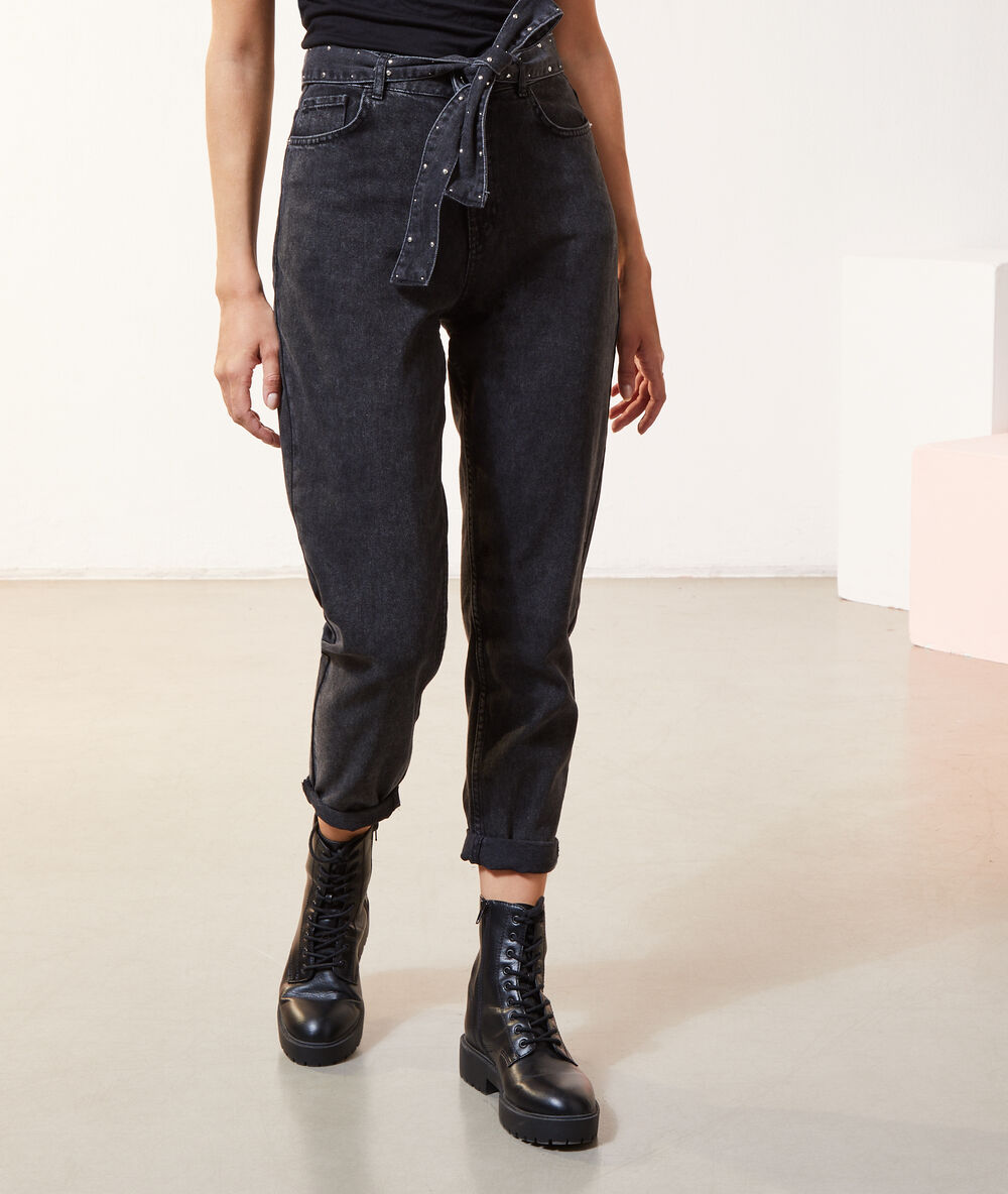Pantalón vaquero zanahoria negro.