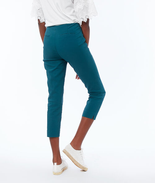 Pantalón capri liso verde.