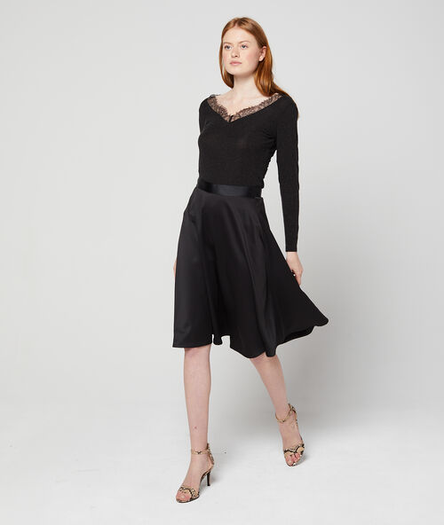 Top escotado detalles guipur negro.
