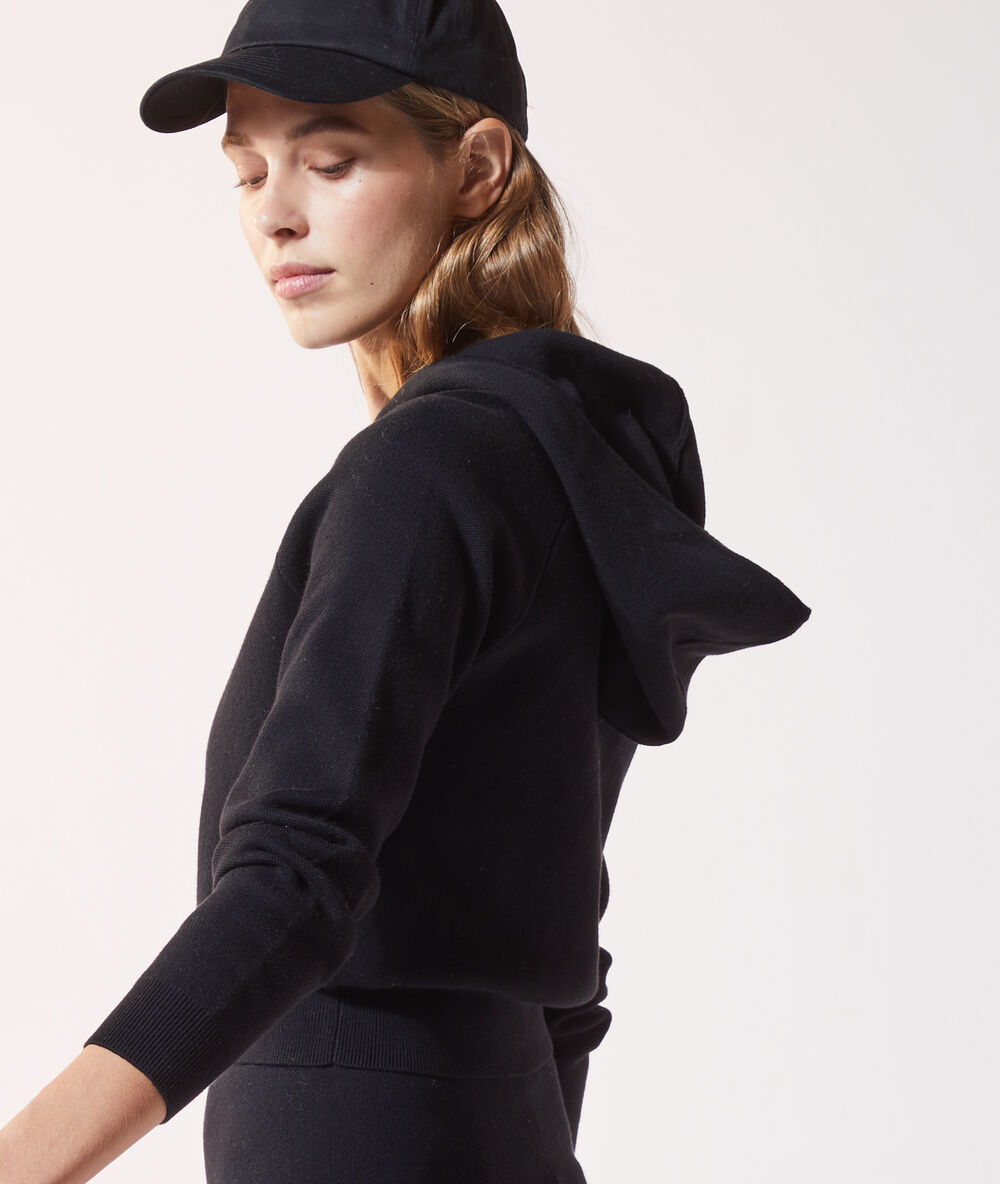 Chaqueta tipo sudadera con capucha negro.