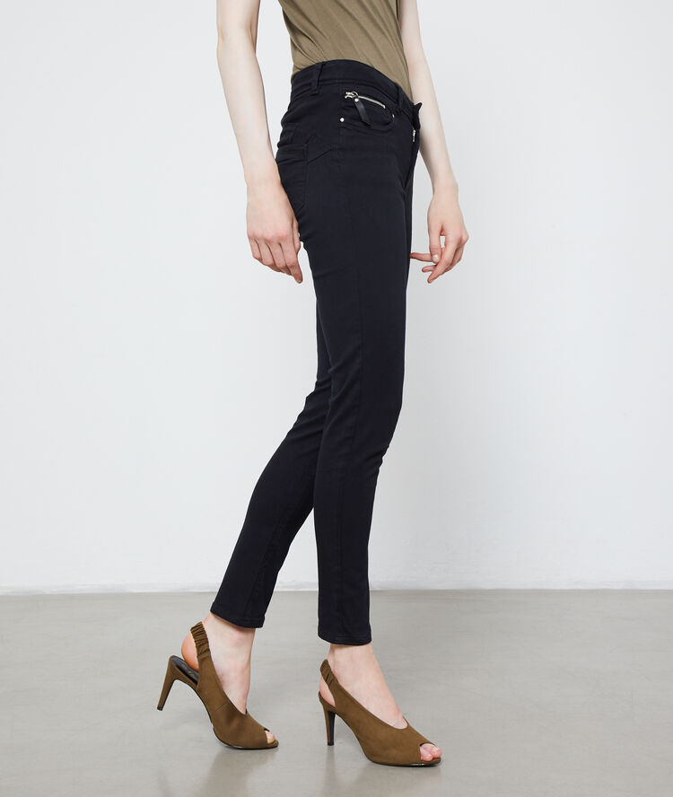 Pantalón ajustado negro.