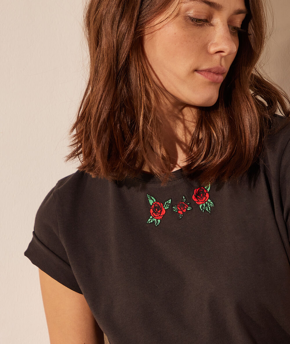 Camiseta con rosas bordadas negro.