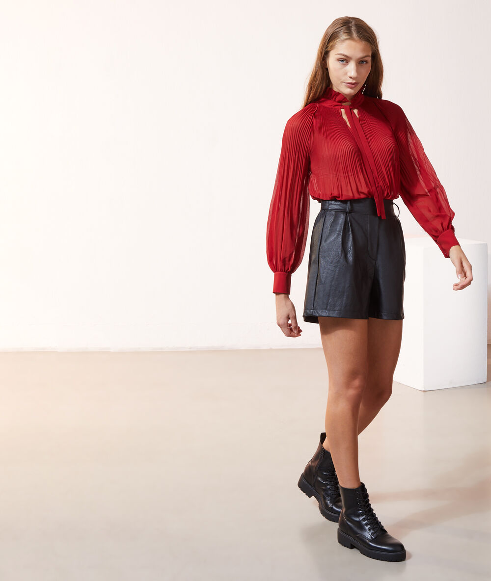 Blouse plissée, col à volants grenat.