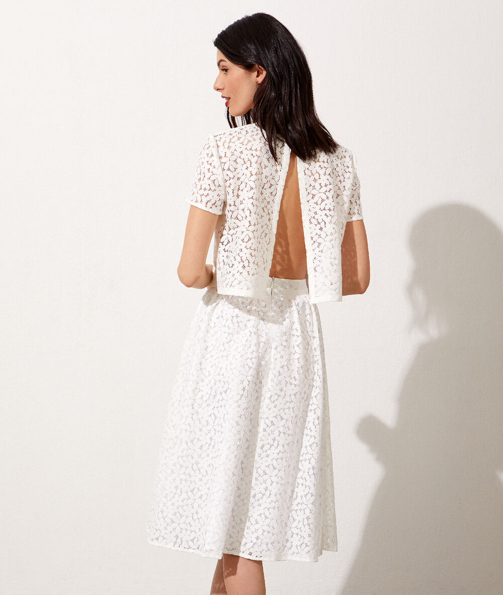 Falda midi de encaje floral crudo.