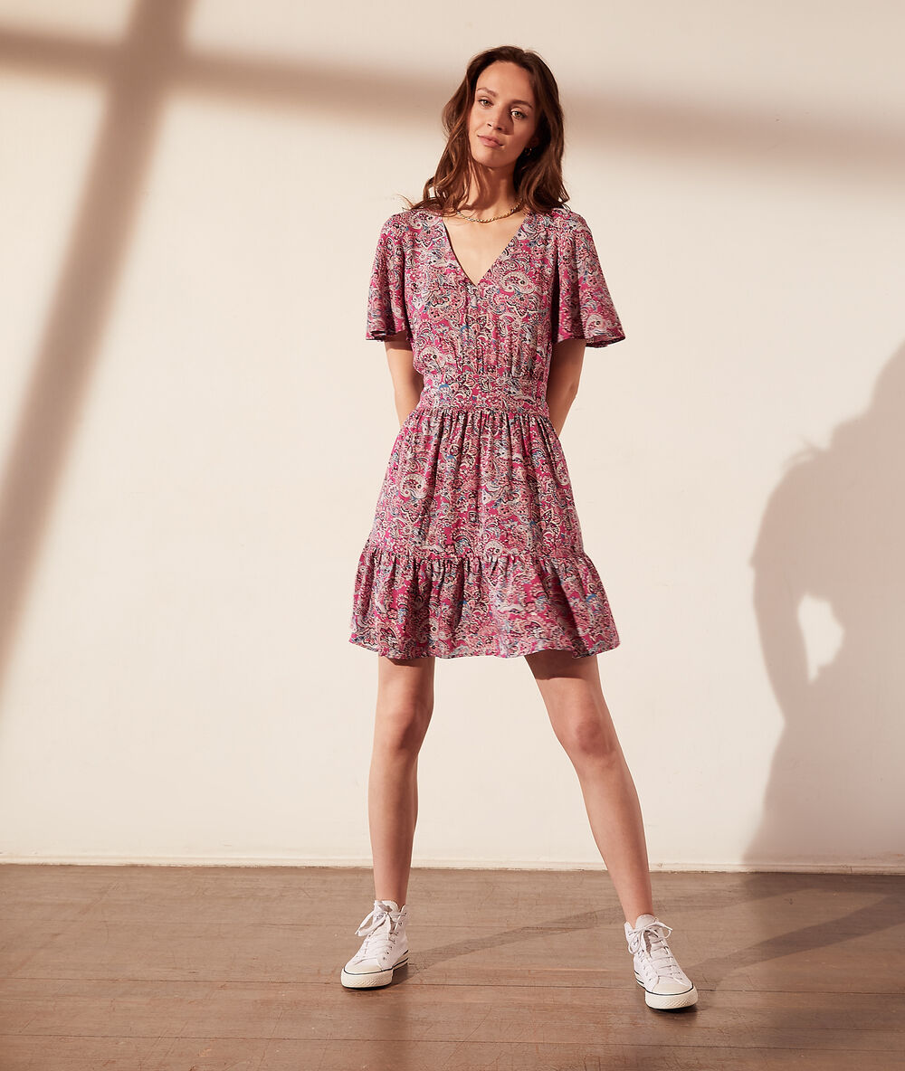 Vestido con estampado floral fucsia.