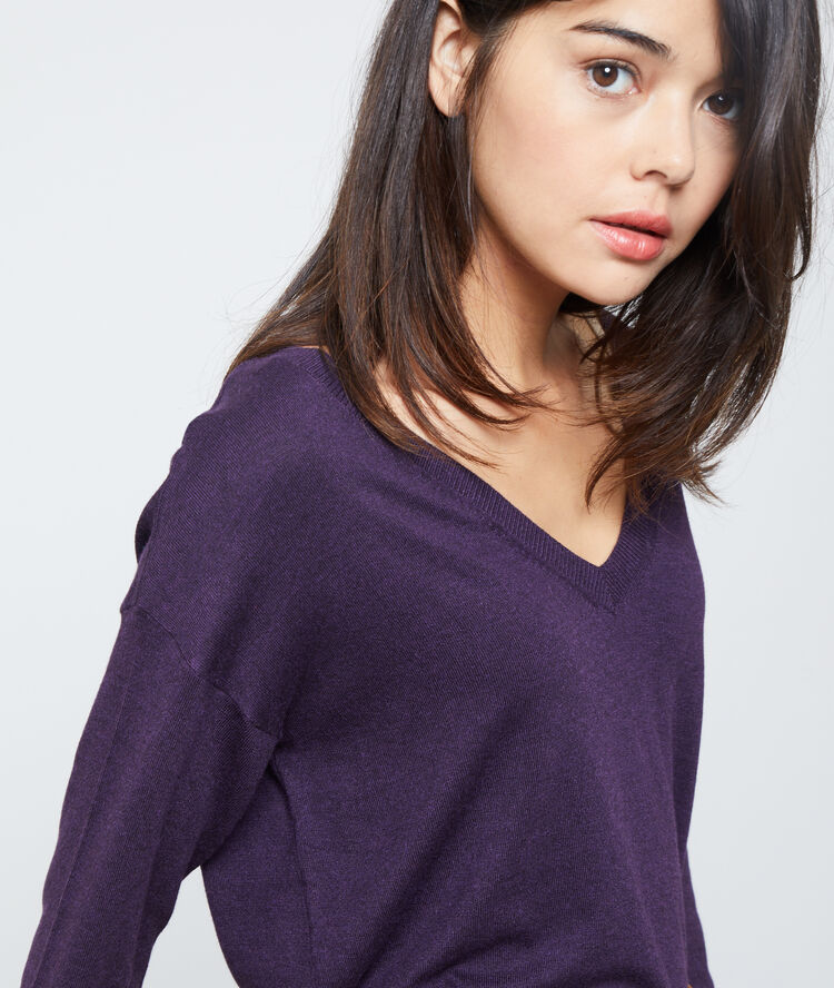 Suéter de punto fino violeta.