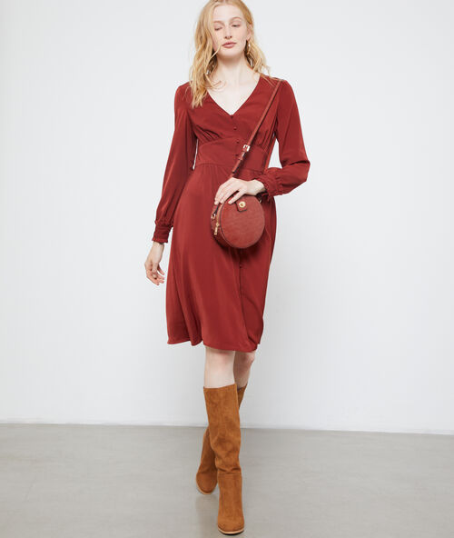 Vestido acampanado de botones rojo.