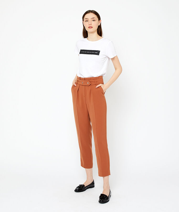 Pantalón talle alto con cinturón tierra.