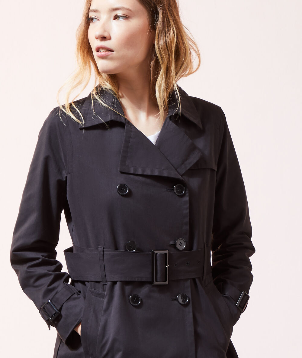 Trench con cinturón negro.
