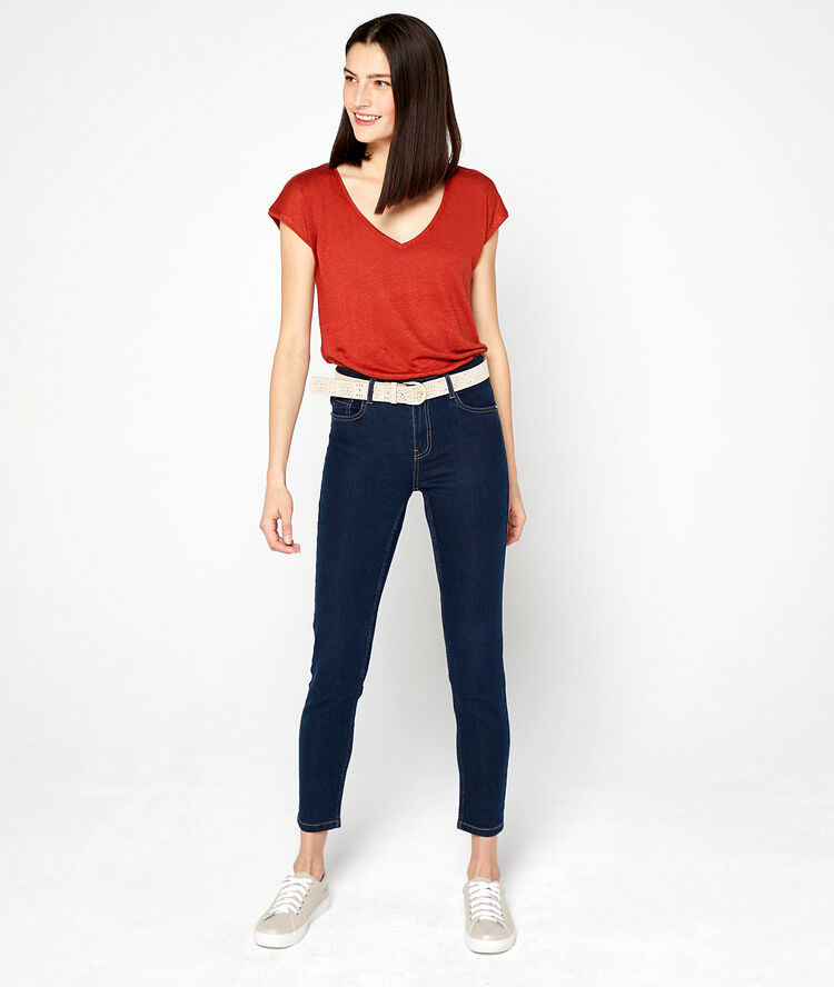 Camiseta cuello en v rojo.