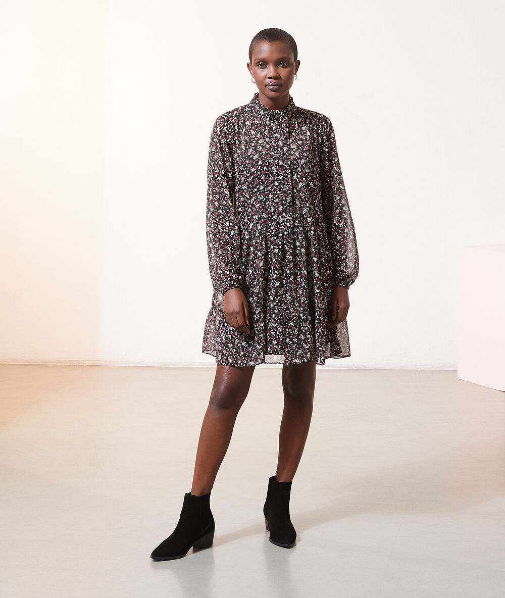 Vestido fluido estampado floral negro.