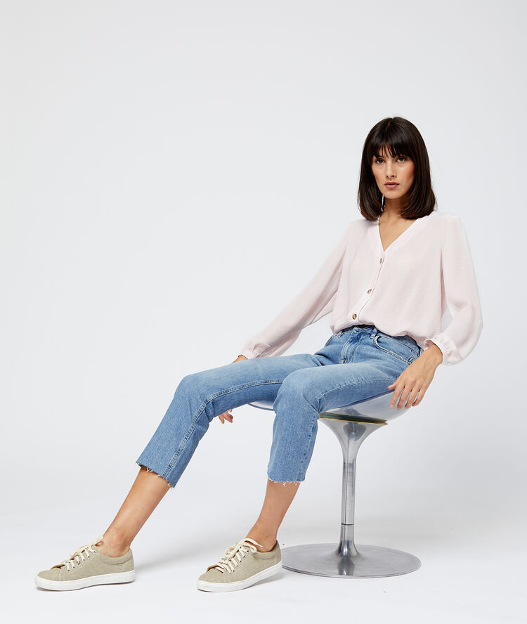 Blusa abotonada cuello en v crudo.