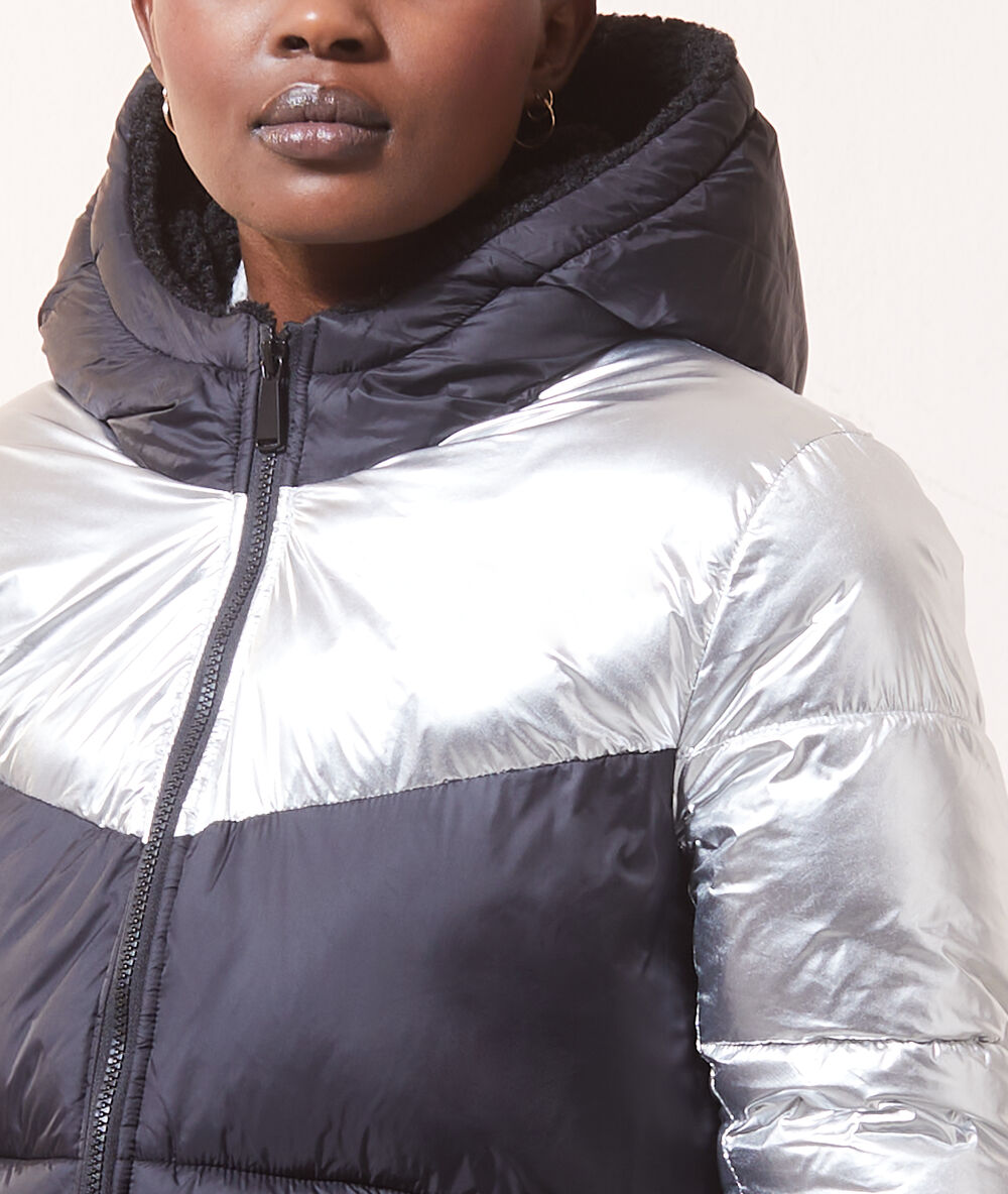 Anorak acolchado negro.