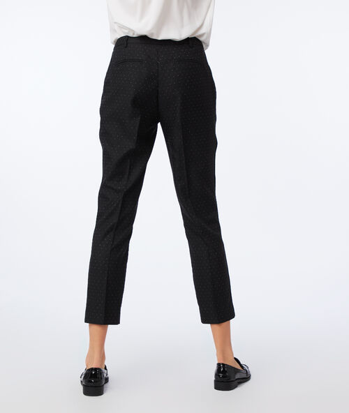 Pantalón cigarette estampado de lunares negro.