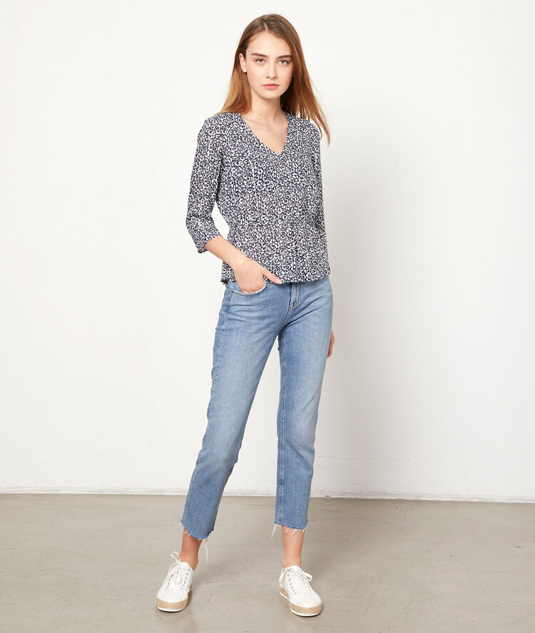 Blusa estampado floral azul marino.