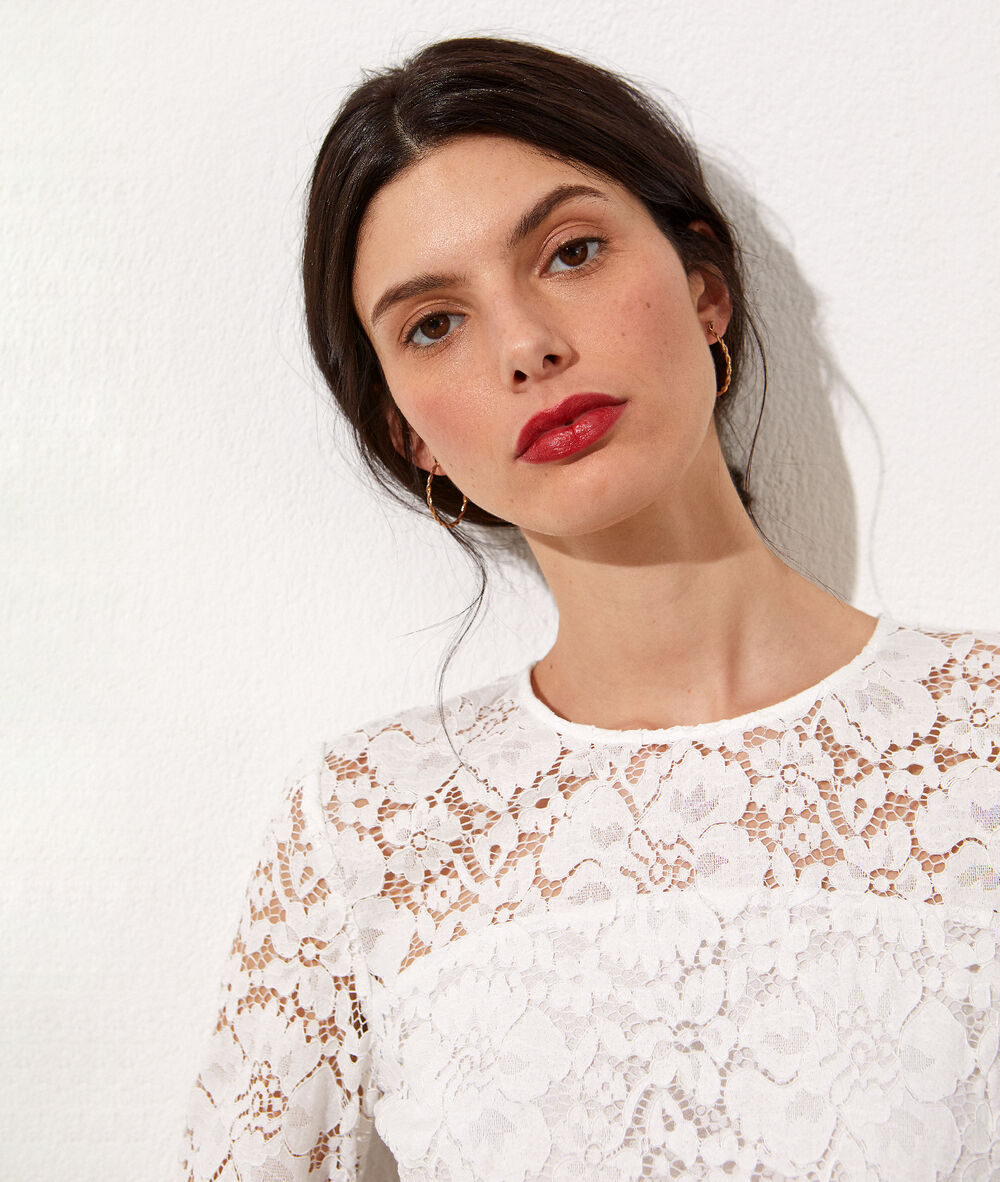 Vestido espalda abierta de encaje floral crudo.