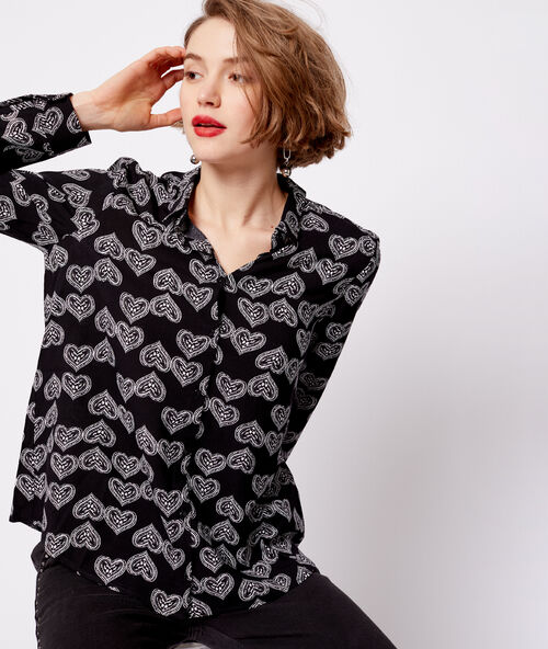 Camisa estampado de corazones negro.