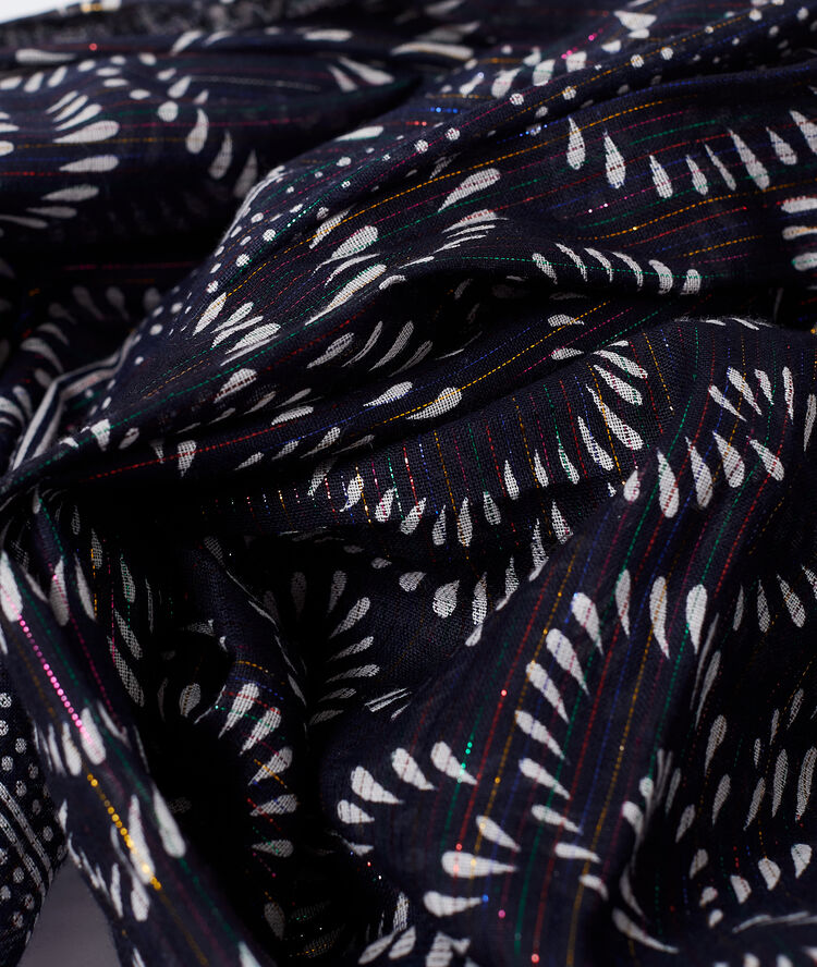 Pañuelo estampado hilo metalizado azul marino.