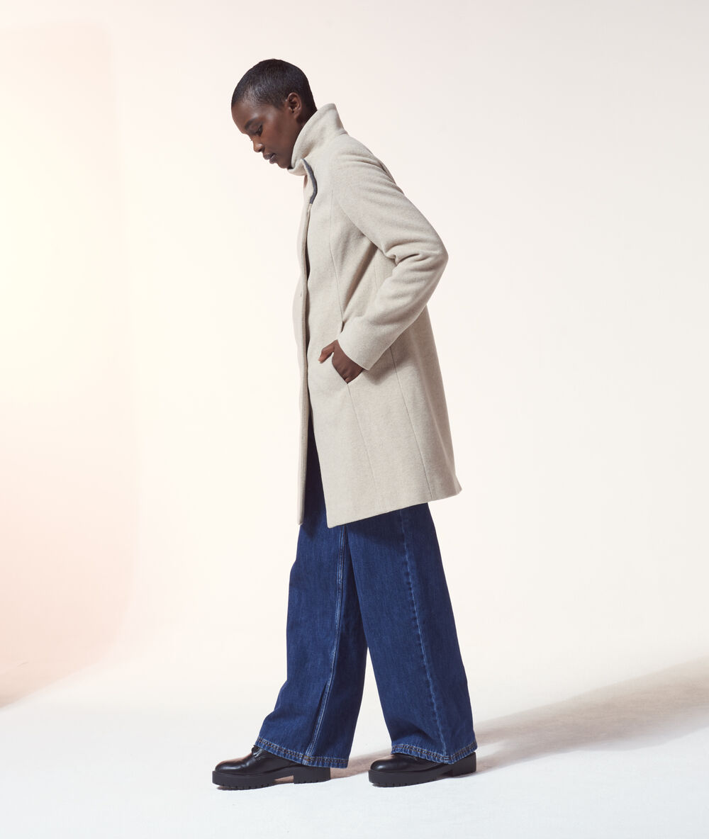 Manteau col montant ecru.