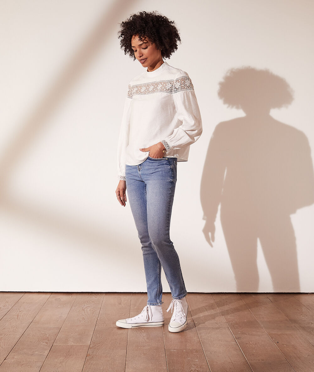 Blusa con motivos de encaje crudo.