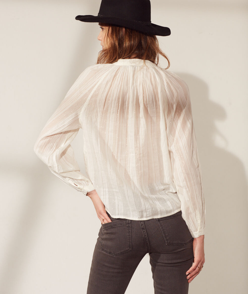 Blusa vaporosa, finas rayas crudo.