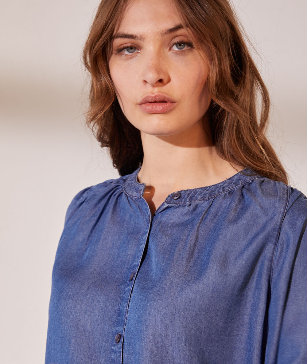 Camisa vaquera, manga abullonada azul.