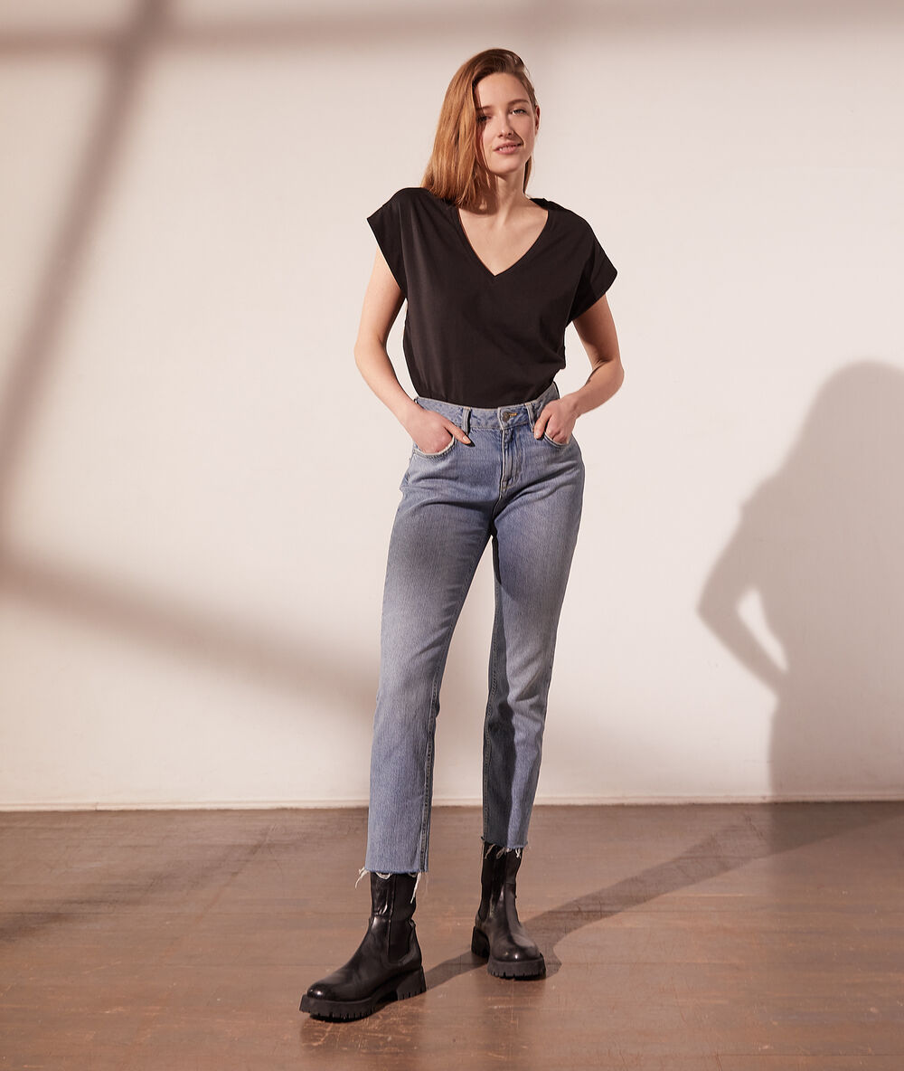 Camiseta escote en v negro.