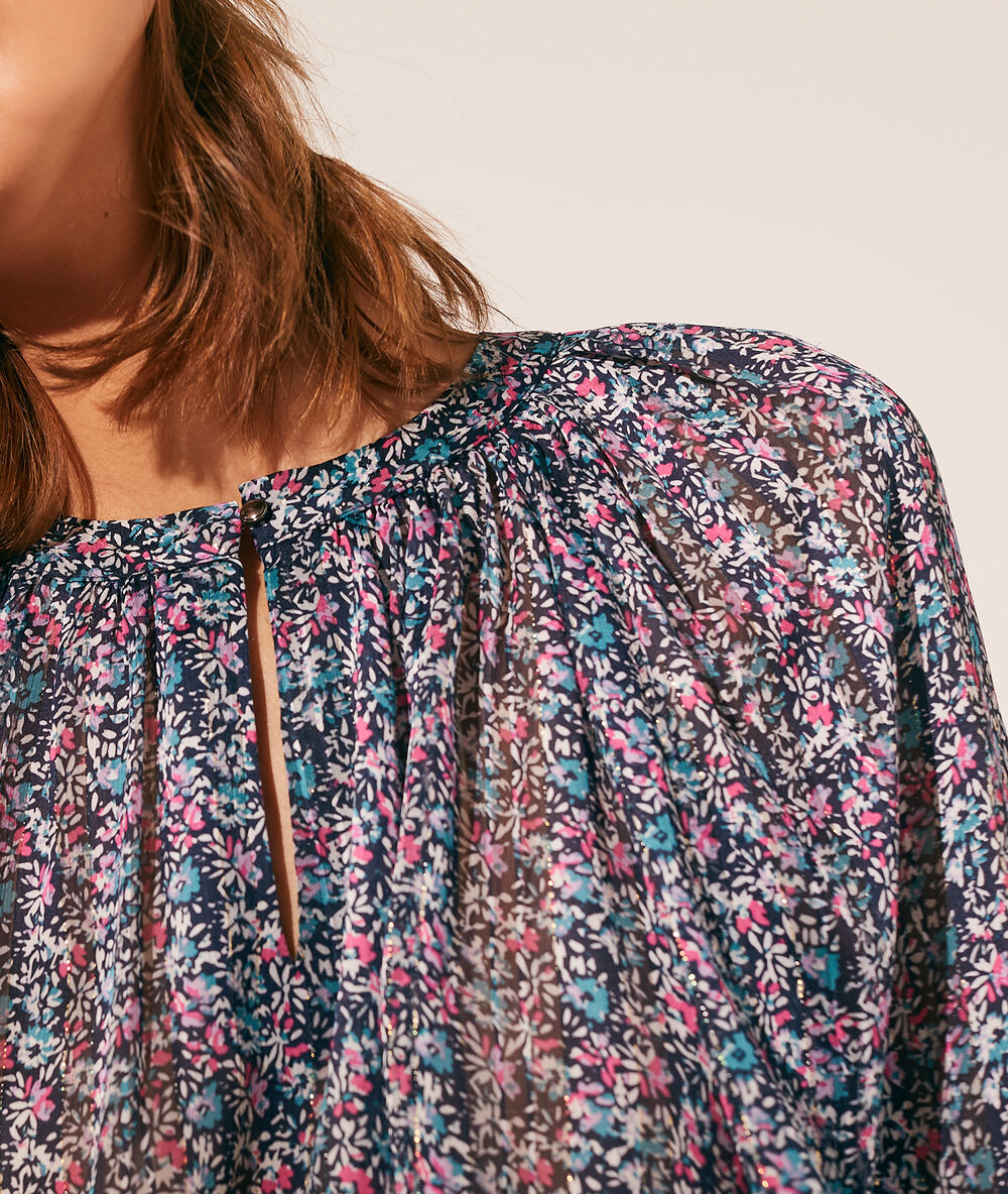 Blusa estampado floral azul.