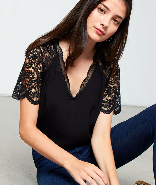 Top espalda calada de guipur negro.