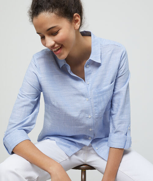 Camisa a rayas azul marino.