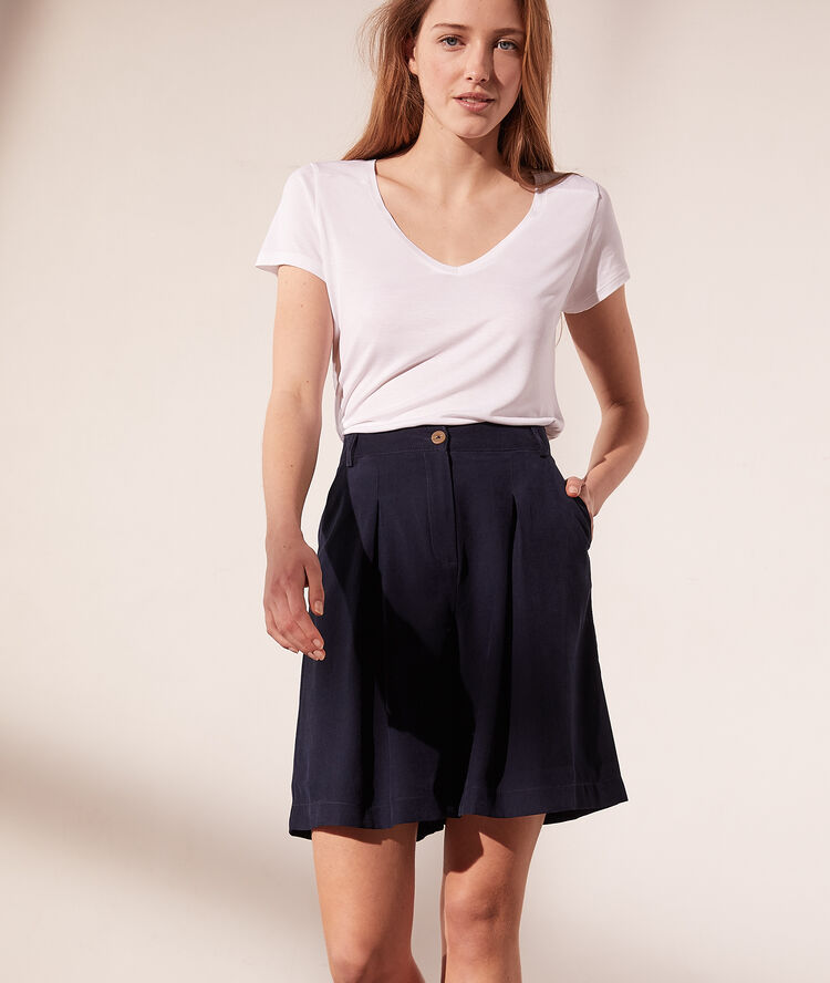 Camiseta cuello en v blanco.