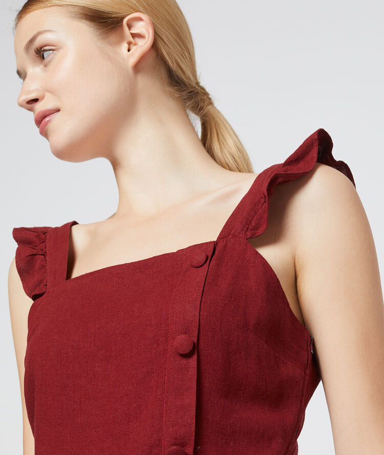Vestido recto con tirantes con volantes granate.