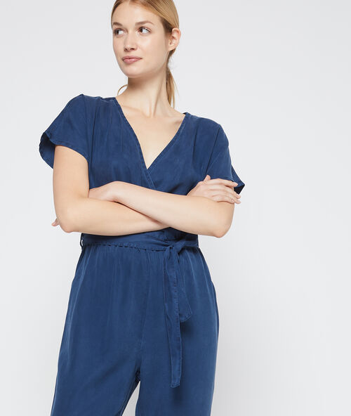 Mono cruzado de tencel azul.