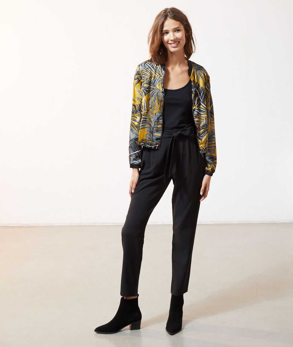 Bomber estampado hojas oliva.