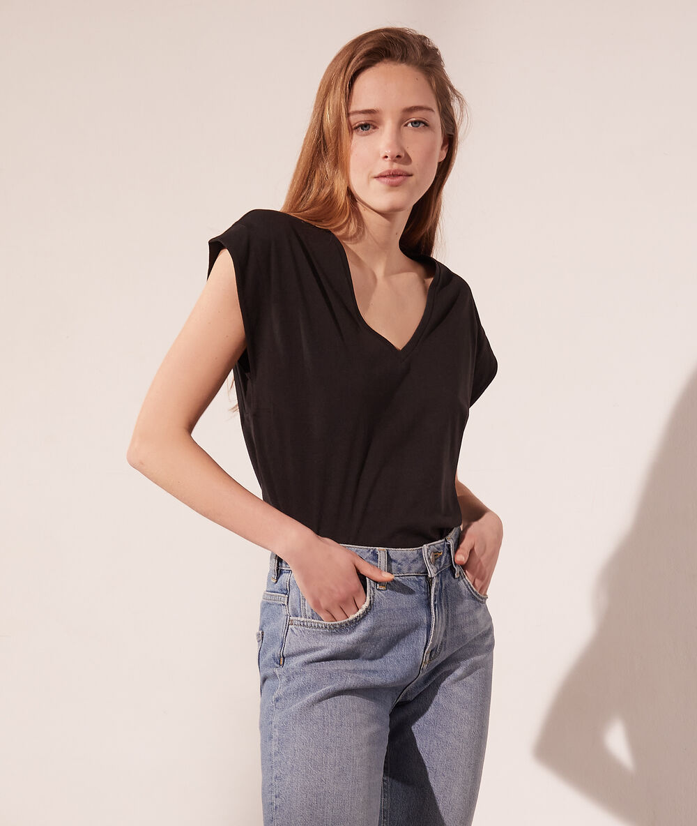 Camiseta escote en v negro.