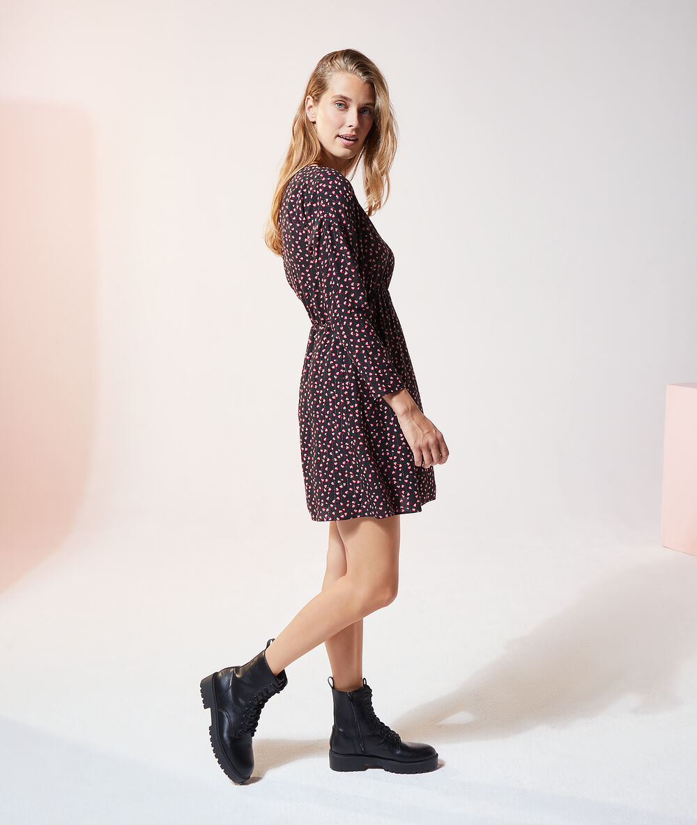Robe col v noir.