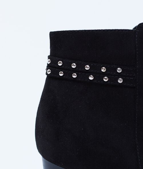 Botines tacón bajo con tachuelas negro.