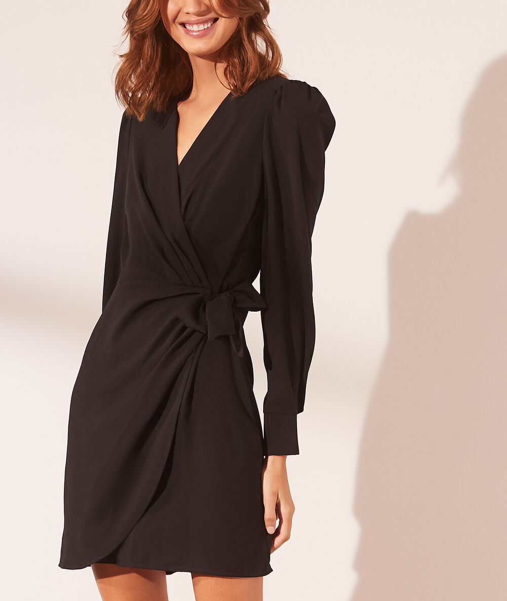 Vestido lazada lateral, mangas abullonadas negro.