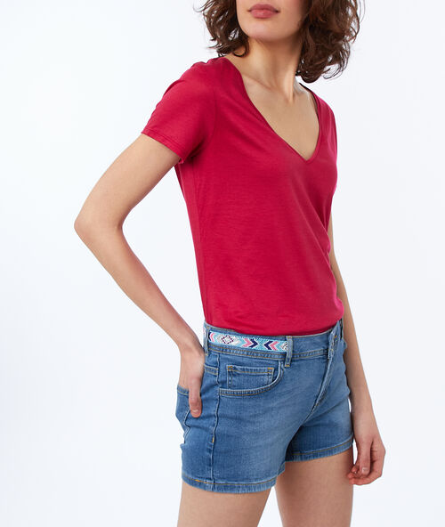 Camiseta lisa escote en v fucsia.