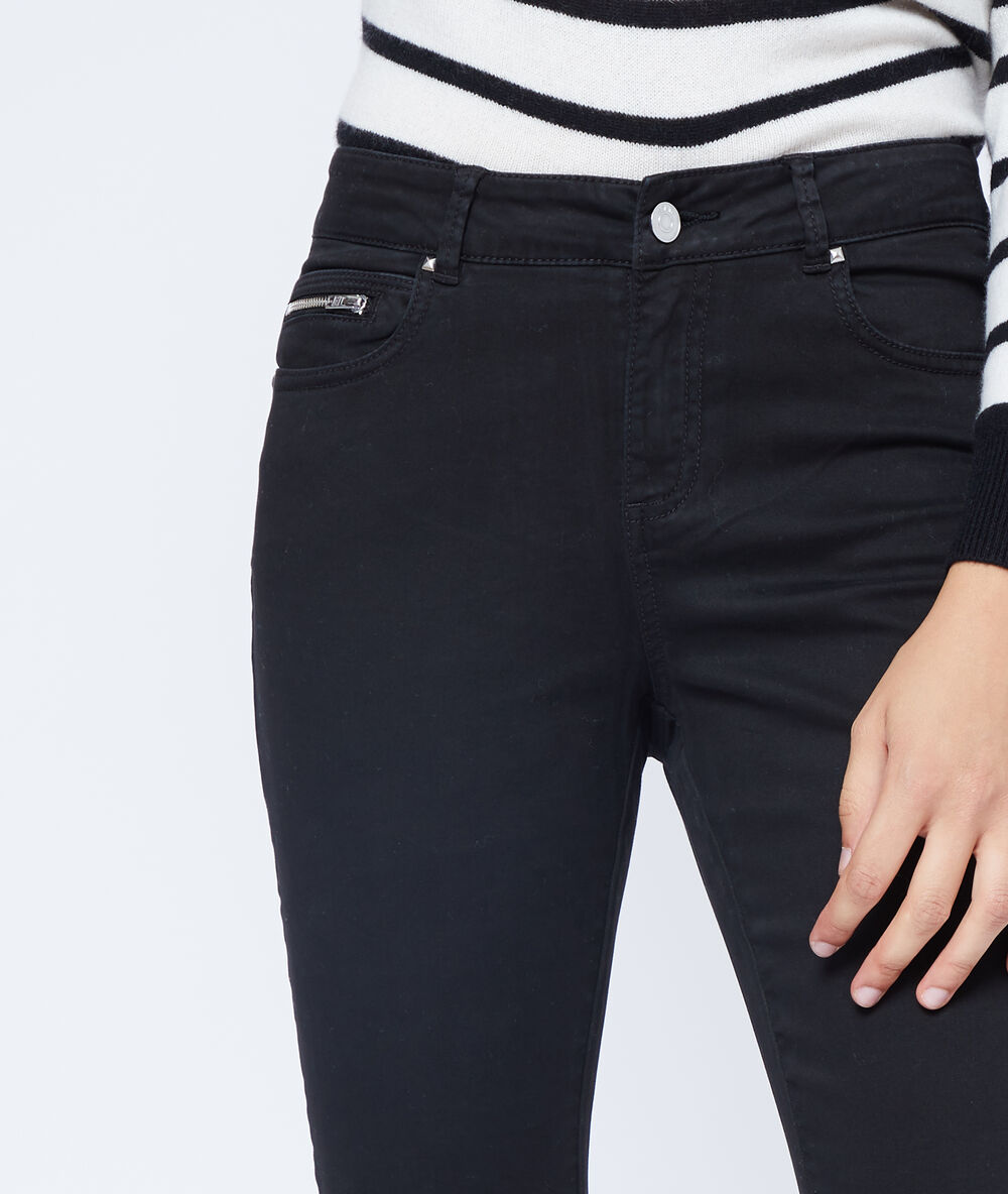 Pantalón ajustado de algodón negro.