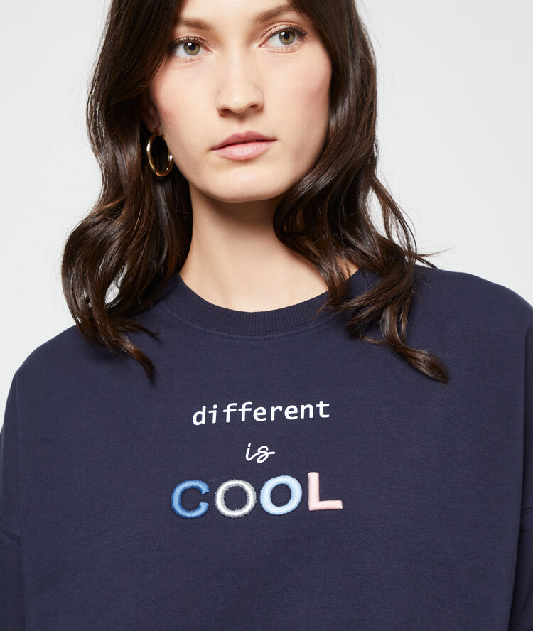 Sudadera ‘different is cool’ azul marino.