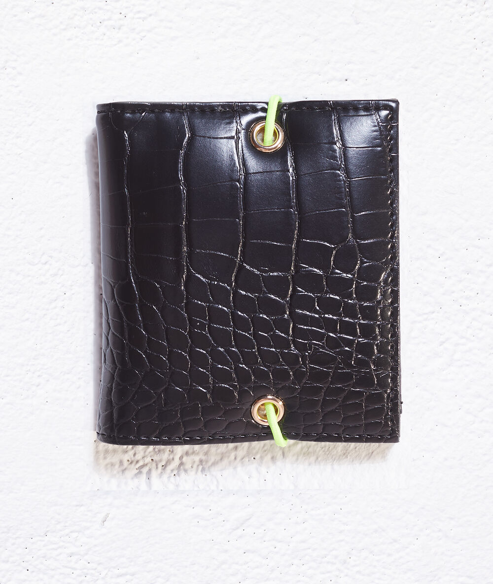 Cartera piel efecto cocodrilo negro.