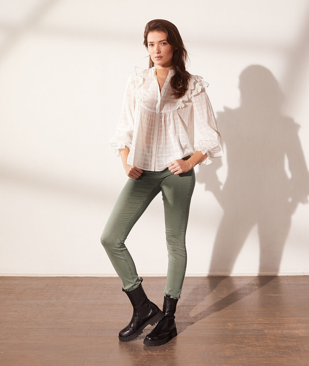 Blusa con volantes crudo.