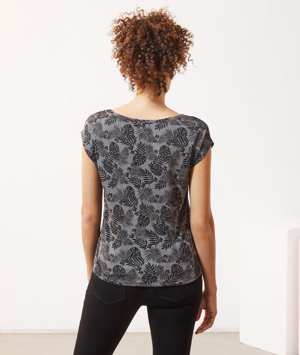 Camiseta estampado hojas negro.