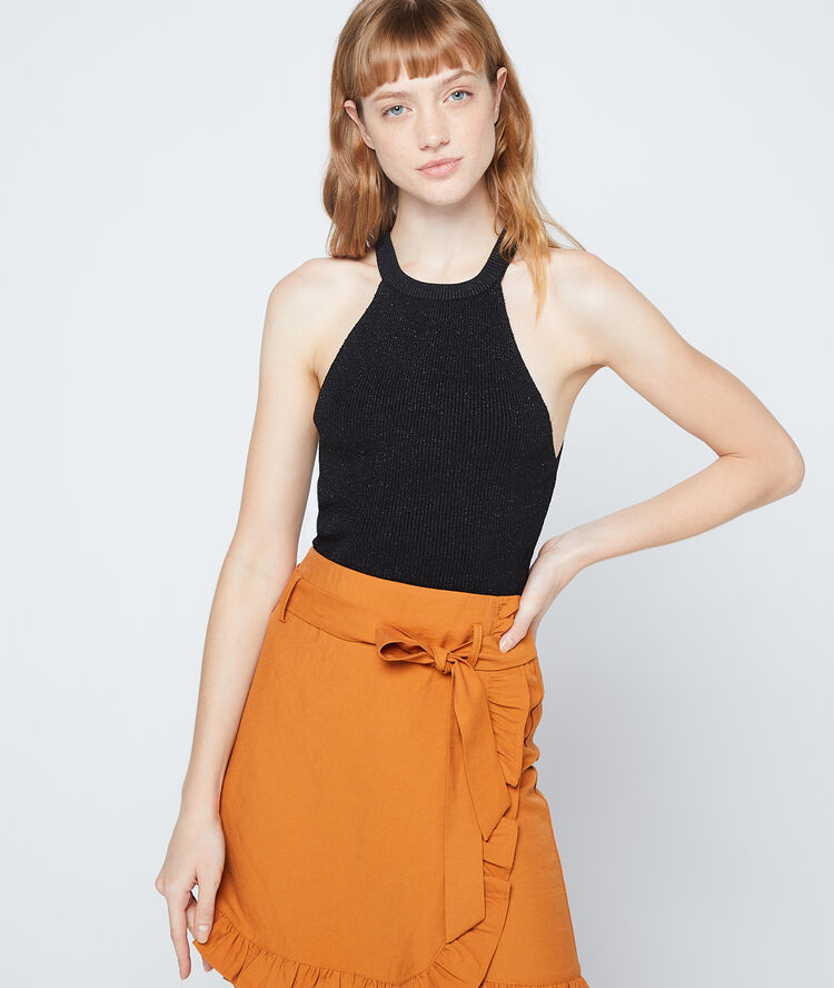 Top de malla con hilo metalizado negro.