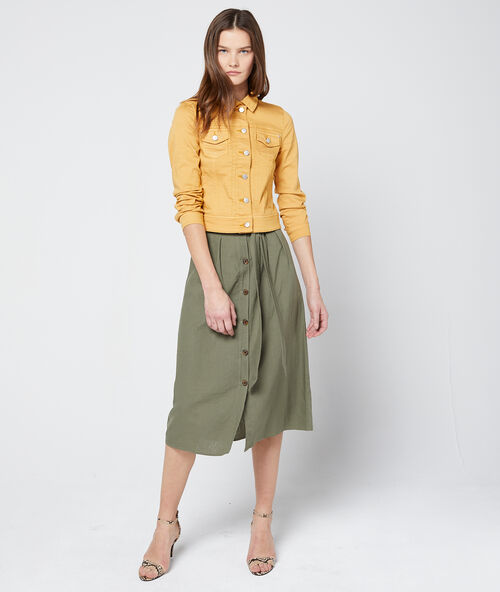 Chaqueta corta con botones amarillo.