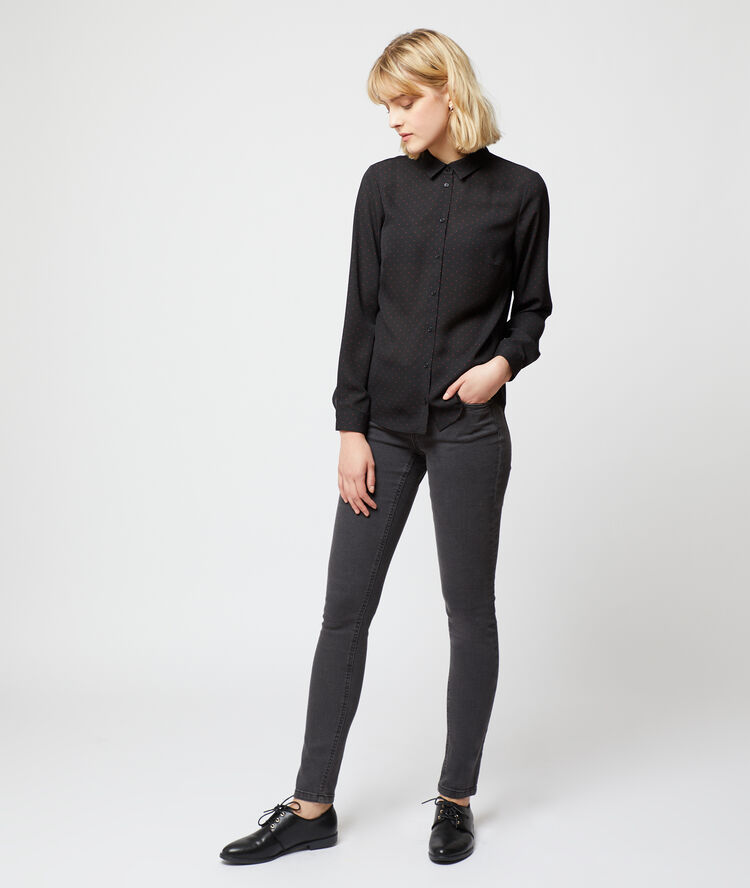 Camisa de lunares negro.